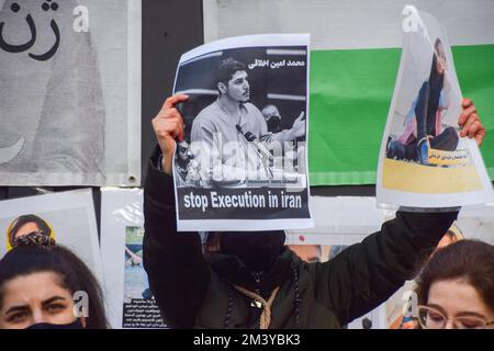 Londres, Royaume-Uni. 17th décembre 2022. Un groupe de femmes a organisé une manifestation et un spectacle à Piccadilly Circus pour protester contre les exécutions signalées de manifestants anti-gouvernementaux en Iran. Les activistes ont attaché des cordes autour de leur cou et ont couvert leurs mains dans du sang factice. Credit: Vuk Valcic/Alamy Live News Banque D'Images