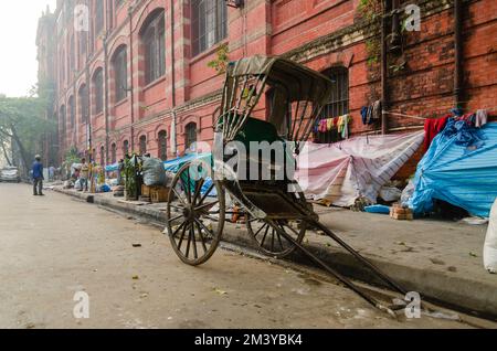 Les rikshaws tirés à la main sont encore communs dans les rues Banque D'Images