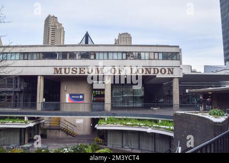 Londres, Royaume-Uni. 17th décembre 2022. Vue extérieure du musée de Londres. Le musée de Londres a fermé en permanence son site du mur de Londres à côté du Barbican avant le déménagement au marché Smithfield. En raison de son ouverture prévue en 2026, il sera remplacé par le London Museum. Credit: Vuk Valcic/Alamy Live News Banque D'Images