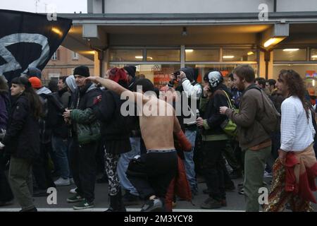 Bologne, Italie. 17th décembre 2022. Quelques milliers de personnes ont assisté à la Street Rave Parade Smash! Répression, si je ne peux pas danser n'est pas mon Raveolution qui a eu lieu le long des avenues et des rues du centre de Bologne, un événement qui a également eu lieu simultanément à Turin, Florence et Naples protesteront contre les politiques du centre-droit qui visent à atteindre la liberté d'agrégation "usage éditorial seulement crédit: Agence de photo indépendante/Alamy Live News Banque D'Images