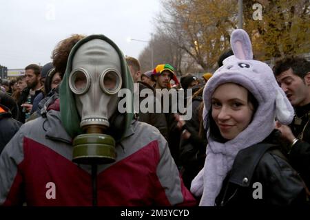 Bologne, Italie. 17th décembre 2022. Quelques milliers de personnes ont assisté à la Street Rave Parade Smash! Répression, si je ne peux pas danser n'est pas mon Raveolution qui a eu lieu le long des avenues et des rues du centre de Bologne, un événement qui a également eu lieu simultanément à Turin, Florence et Naples protesteront contre les politiques du centre-droit qui visent à atteindre la liberté d'agrégation "usage éditorial seulement crédit: Agence de photo indépendante/Alamy Live News Banque D'Images