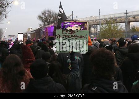 Bologne, Italie. 17th décembre 2022. Quelques milliers de personnes ont assisté à la Street Rave Parade Smash! Répression, si je ne peux pas danser n'est pas mon Raveolution qui a eu lieu le long des avenues et des rues du centre de Bologne, un événement qui a également eu lieu simultanément à Turin, Florence et Naples protesteront contre les politiques du centre-droit qui visent à atteindre la liberté d'agrégation "usage éditorial seulement crédit: Agence de photo indépendante/Alamy Live News Banque D'Images