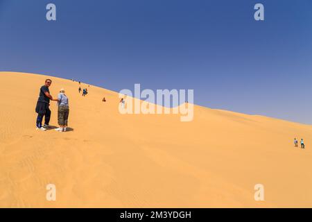 Baie de Walvis, Namibie - 03 octobre 2018 : les touristes se promenant dans les dunes.la partie nord du désert du Namib dans le parc national Namib-Naukluft de Nami Banque D'Images