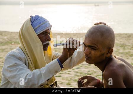 Le rasage de la tête fait souvent partie de rituels religieux à Sangam, le confluent des rivières saintes Ganges, Yamuna et Saraswati Banque D'Images