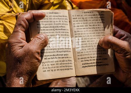 Mains d'un Sadhu en train de réciter des livres saints le matin à Sangam, la confluence des fleuves saints Gange, Yamuna et Saraswati Banque D'Images