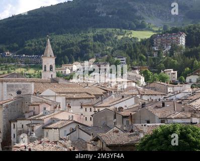 Pesostanzo - Abruzzo - l'un des plus beaux villages touristiques d'Italie - en arrière-plan se trouve le majestueux clocher de l'église mère Banque D'Images