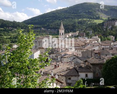 Pesostanzo - Abruzzo - l'un des plus beaux villages touristiques d'Italie - en arrière-plan se trouve le majestueux clocher de l'église mère Banque D'Images
