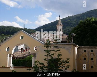 Pesostanzo - Abruzzo - l'un des plus beaux villages touristiques d'Italie - en arrière-plan se trouve le majestueux clocher de l'église mère Banque D'Images