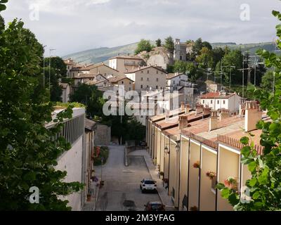 Un aperçu de Pesocostanzo l'un des plus beaux villages touristiques d'Italie - en arrière-plan l'église de Sant'Antonio Abate Banque D'Images