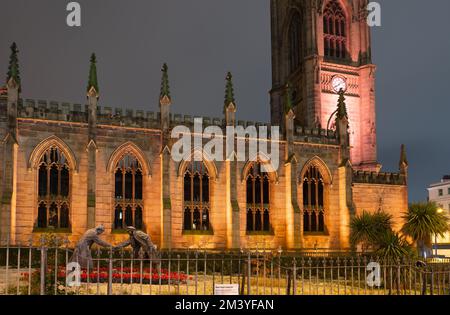 Église St Luke bombardée, Liverpool. Bombardé au Blitz de mai 1941. La Sculpture est appelée « tous ensemble maintenant » en commémoration de WW1. Prise en décembre 2022. Banque D'Images