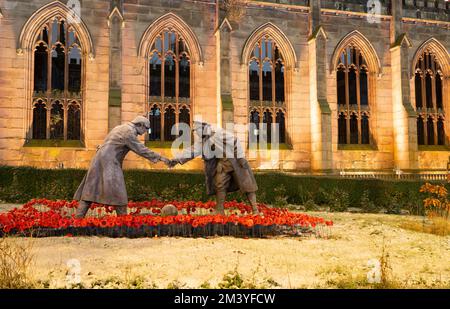 Église St Luke bombardée, Liverpool. Bombardé au Blitz de mai 1941. La Sculpture est appelée « tous ensemble maintenant » en commémoration de WW1. Prise en décembre 2022. Banque D'Images