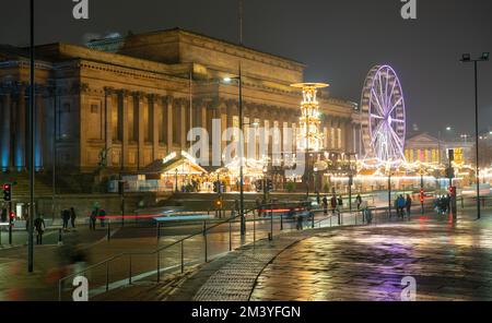 St George's Hall, Liverpool. Avec le Fayre de Noël et le marché en plein essor. Photo prise en décembre 2022. Banque D'Images