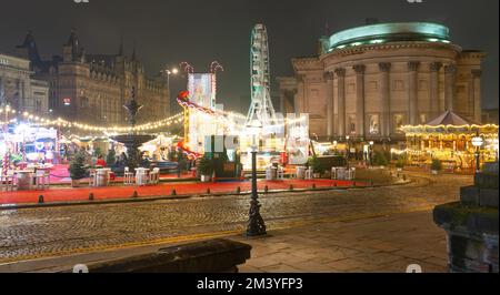 St George's Hall, Liverpool. Avec le Fayre de Noël et le marché en plein essor. Photo prise en décembre 2022. Banque D'Images