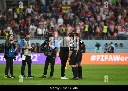 DOHA, Al RAYYAN, Qatar. , . L'arbitre AL JASSIM Abdulrahman (QAT) et l'entraîneur-chef: REGRAGUI Walid (MAR) en discussion avec les joueurs marocains pendant la coupe du monde de la FIFA Qatar 2022 entre LA CROATIE et LE MAROC, Stade international de Khalifa, jeu pour la troisième place sur 17 décembre 2022 Qatar. (Photo par Anthony STANLEY/ATP Images) crédit: SPP Sport Press photo. /Alamy Live News Banque D'Images