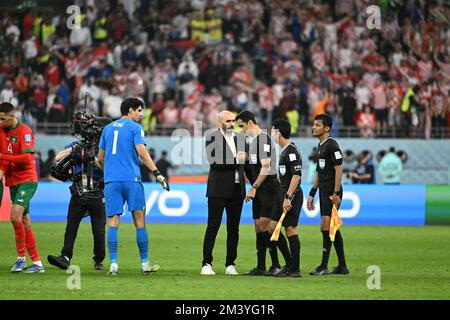 DOHA, Al RAYYAN, Qatar. , . L'arbitre AL JASSIM Abdulrahman (QAT) et l'entraîneur-chef: REGRAGUI Walid (MAR) en discussion avec les joueurs marocains pendant la coupe du monde de la FIFA Qatar 2022 entre LA CROATIE et LE MAROC, Stade international de Khalifa, jeu pour la troisième place sur 17 décembre 2022 Qatar. (Photo par Anthony STANLEY/ATP Images) crédit: SPP Sport Press photo. /Alamy Live News Banque D'Images