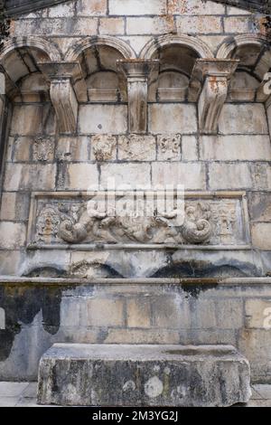 Pesostanzo - Abruzzo - l'un des plus beaux villages touristiques d'Italie - l'ancienne fontaine publique Banque D'Images