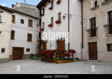 Pesostanzo - Abruzzo - l'un des plus beaux villages touristiques d'Italie - les maisons caractéristiques du village Banque D'Images