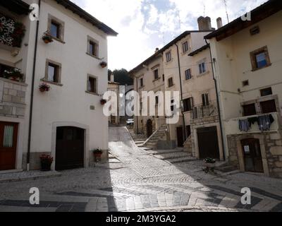 Pesostanzo - Abruzzo - l'un des plus beaux villages touristiques d'Italie - les maisons caractéristiques du village Banque D'Images