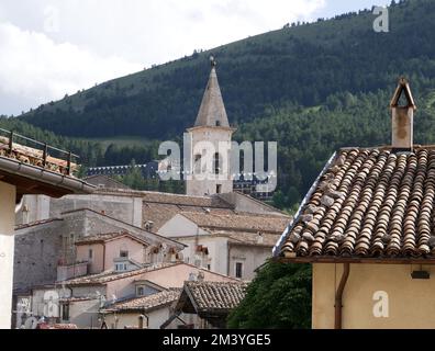 Pesostanzo - Abruzzo - l'un des plus beaux villages touristiques d'Italie - en arrière-plan se trouve le majestueux clocher de l'église mère Banque D'Images