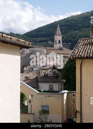 Pesostanzo - Abruzzo - l'un des plus beaux villages touristiques d'Italie - en arrière-plan se trouve le majestueux clocher de l'église mère Banque D'Images