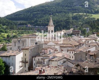 Pesostanzo - Abruzzo - l'un des plus beaux villages touristiques d'Italie - en arrière-plan se trouve le majestueux clocher de l'église mère Banque D'Images