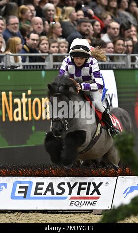 Royal Victoria Dock, Royaume-Uni. 17th décembre 2022. Spectacle équestre international de Londres. Excel Londres. Quai Royal Victoria. Un pilote saute une clôture pendant le Shetland Pony Grand National. Credit: Sport en images/Alamy Live News Banque D'Images