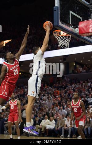 17 décembre 2022: Virginia Cavaliers avance Kadin Shedrick (21) dunks le ballon pendant le match de basket-ball NCAA entre les Cougars de Houston et les cavaliers de Virginie à l'aréna John Paul Jones Charlottesville, va. Jonathan Huff/CSM Banque D'Images