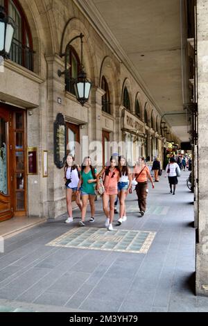 Scène de rue dans le centre de Paris, France. Banque D'Images