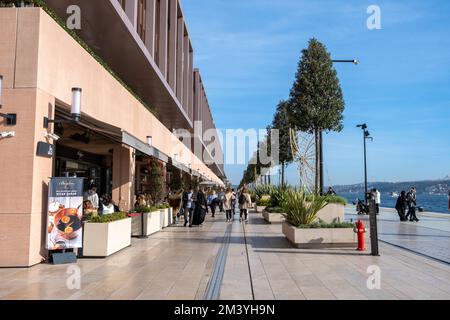 Vue grand angle de Galataport avec les personnes marchant et vue sur la mer en arrière-plan. Istanbul - Turquie 18.12.2022 Banque D'Images