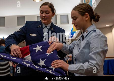 6 décembre 2022 - Seymour Johnson Air Force base, Caroline du Nord, États-Unis - Premier Airman Chloe Degrande, inspecteur non destructif du 4th Equipment Maintenance Squadron et membre de la garde d'honneur de la base, montre Anna Stanmire, un cadet de la patrouille aérienne civile de Goldsboro, comment plier un drapeau à la base aérienne de Seymour Johnson, Caroline du Nord, Décembre. 7, 2022. L'événement a enseigné aux cadets les responsabilités des gardes d'honneur de la base dans une variété de cérémonies, d'histoire et de traditions. (Credit image: © Sabrina Fuller/US Service de fil de presse de la Force aérienne/ZUMA) Banque D'Images