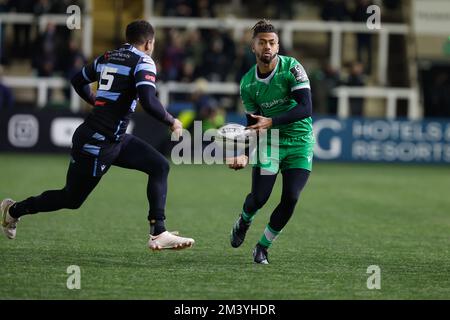 Newcastle, Royaume-Uni. 17th décembre 2022. Elliott Obatoyinbo de Newcastle Falcons passe à l'intérieur lors du match de la coupe européenne de rugby à XV entre Newcastle Falcons et Cardiff Blues à Kingston Park, Newcastle, le samedi 17th décembre 2022. (Credit: Chris Lishman | MI News) Credit: MI News & Sport /Alay Live News Banque D'Images