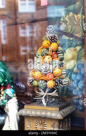 Arbre de Noël décoratif fait de différents types d'agrumes, citrons séchés, mandarines, oranges, limes et cônes comme décoration intérieure Banque D'Images
