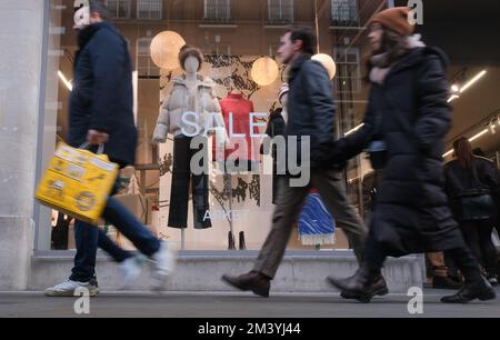 Long Acre, Covent Garden, Londres, Royaume-Uni. 17th décembre 2022. Les acheteurs de Noël remplissent le West End de Londres le dernier week-end précédant Noël. Crédit : Matthew Chattle/Alay Live News Banque D'Images