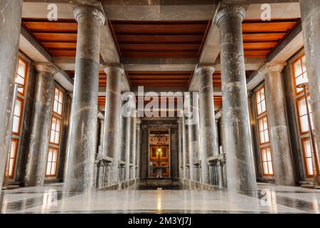 Ljubljana, Slovénie - 19 octobre 2022 : intérieur du premier étage et escaliers menant à l'entrée des membres seulement salle de lecture dans le National et Universit Banque D'Images