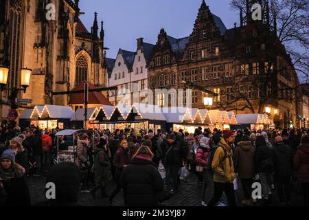 Münster, Allemagne. 17th décembre 2022. Le marché de Noël de l'église de Lamberti est occupé par ceux qui recherchent des cadeaux et des en-cas. Le centre-ville historique de Münster à Westfalia est très fréquenté par les amateurs de shopping festif et les visiteurs des 5 marchés de Noël interconnectés de la ville, attirant des visiteurs des villes voisines, des circuits en autocar, ainsi que de nombreux touristes néerlandais et autres touristes d'une journée. Credit: Imagetraceur/Alamy Live News Banque D'Images