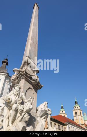 La fontaine de ROBA dans le centre-ville romantique de Ljubljana. (Copier l'espace) Banque D'Images