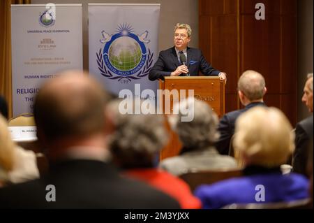 M. Brett Scharffs, prenant la parole à la Conférence "liberté religieuse - le droit de l'homme attaqué" à Bratislava, Slovaquie. 2022/12/09. Banque D'Images