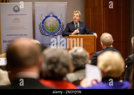 M. Brett Scharffs, prenant la parole à la Conférence "liberté religieuse - le droit de l'homme attaqué" à Bratislava, Slovaquie. 2022/12/09. Banque D'Images