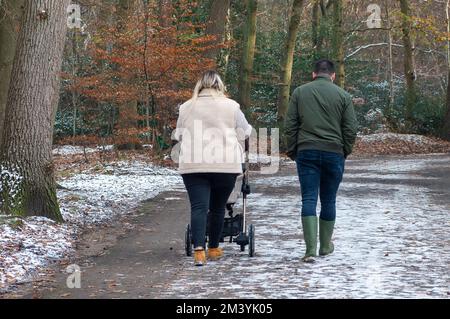 Farnham Common, Buckinghamshire, Royaume-Uni. 17th décembre 2022. Les marcheurs profitent de la dernière neige sur une autre journée très glacielle dans les magnifiques bois de Burnham Beeches dans Buckinghamshire. Un avertissement météo jaune en place ce soir pour la glace. Les températures sont, cependant, dues à la hausse substantielle demain suivi de fortes pluies. Crédit : Maureen McLean/Alay Live News Banque D'Images