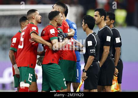 AR-Rayyan, Qatar. 17th décembre 2022. AR-RAYYAN - (l-r) Anass Zaroury du Maroc, Selim Amallah du Maroc, Achraf Hakimi du Maroc, Badr Banoune du Maroc, gardien de but du Maroc Yassine Bounou, arbitre Abdulrahman Al-Jassim lors de la coupe du monde de la FIFA Qatar 2022 Play-off Round 3 place match entre la Croatie et le Maroc au stade international de Khalifa, à 17 décembre 2022 à AR-Rayyan, Qatar. AP | Dutch Height | MAURICE DE PIERRE crédit: ANP/Alay Live News Banque D'Images