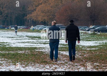 Farnham Common, Buckinghamshire, Royaume-Uni. 17th décembre 2022. Les marcheurs profitent de la dernière neige sur une autre journée très glacielle dans les magnifiques bois de Burnham Beeches dans Buckinghamshire. Un avertissement météo jaune en place ce soir pour la glace. Les températures sont, cependant, dues à la hausse substantielle demain suivi de fortes pluies. Crédit : Maureen McLean/Alay Live News Banque D'Images