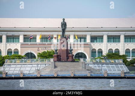 La statue de Rama 8 et le monument de la rivière Chao Pheaya dans la ville de Bangkok en Thaïlande. Thaïlande, Bangkok, décembre 2022, Banque D'Images