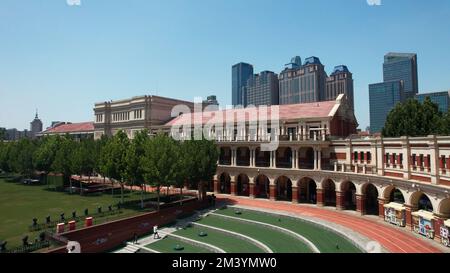 Vue sur le centre-ville depuis l'intérieur de la place Minyuan, Tianjin, Chine Banque D'Images