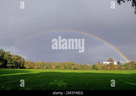 Rainbow, Bute Park, près de Blackweir, Cardiff, prise en 2022. Banque D'Images