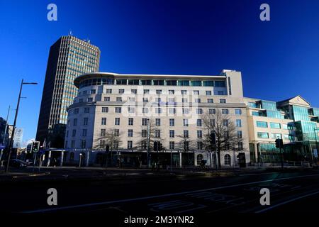 L'hôtel Hilton, Cardiff et la tour de la capitale (à gauche), anciennement le bâtiment Pearl assurance. Prise 2022. Banque D'Images