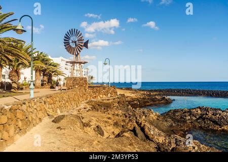 Vue sur la station balnéaire de Costa Teguise, Lanzarote, Canary Island, Espagne Banque D'Images