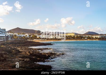 Vue sur la station balnéaire de Costa Teguise, Lanzarote, Canary Island, Espagne Banque D'Images