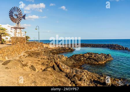 Vue sur la station balnéaire de Costa Teguise, Lanzarote, Canary Island, Espagne Banque D'Images