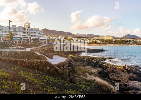 Vue sur la station balnéaire de Costa Teguise, Lanzarote, Canary Island, Espagne Banque D'Images
