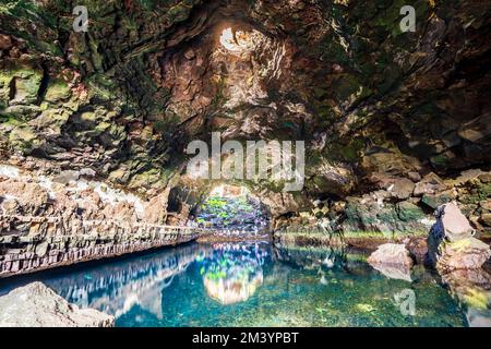 Grotte étonnante, piscine, auditorium naturel, lac salé conçu par Cesar Manrique dans le tunnel volcanique appelé Jameos del Agua à Lanzarote, îles Canaries Banque D'Images